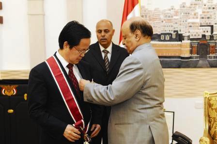 .. وأثناء تقليده السفير الصيني وسام الوحدة من الدرجة الثانية أمس